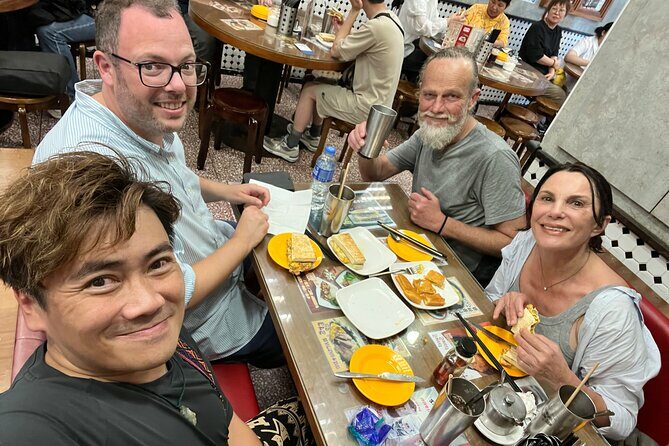 Hong Kong Private Food Tour with Michelin Street Food - Starting at Queen’s Road Central: The Heart of Hong Kong’s Dim Sum Culture