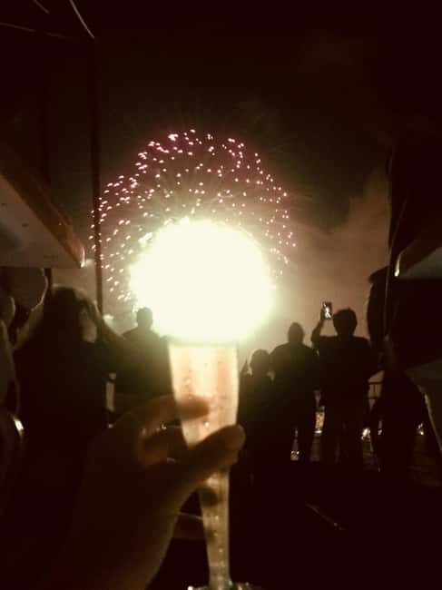 Honolulu: 1-Hour Friday Night Fireworks Cruise with Drinks - Authentic Insights from Reviews