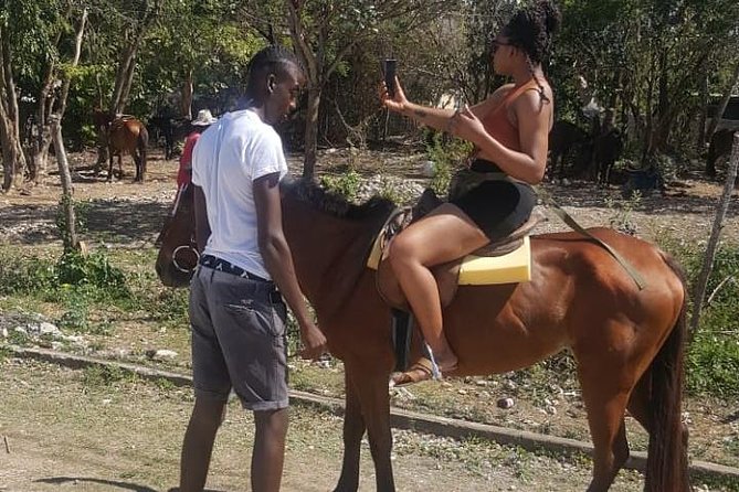 Hour Horseback Riding Guided Tour From Runaway Bay - Personalized Service and Guidance