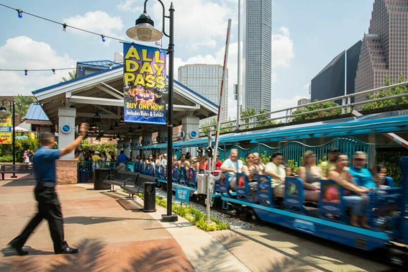 Houston: Downtown Aquarium All Day Pass - Rides and Amusement Attractions