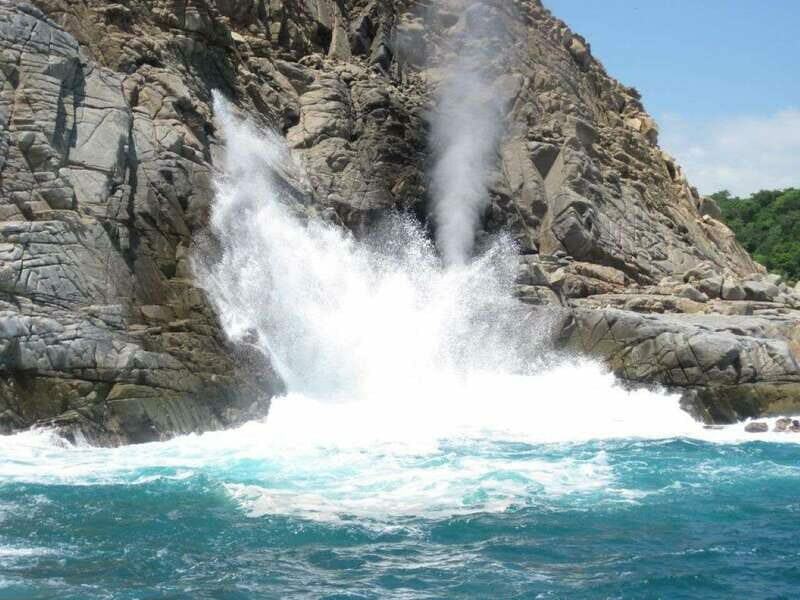 Huatulco: Bays Boat Tour with Snorkeling and Hotel Pickup - The Experience: A Detailed Look at What to Expect