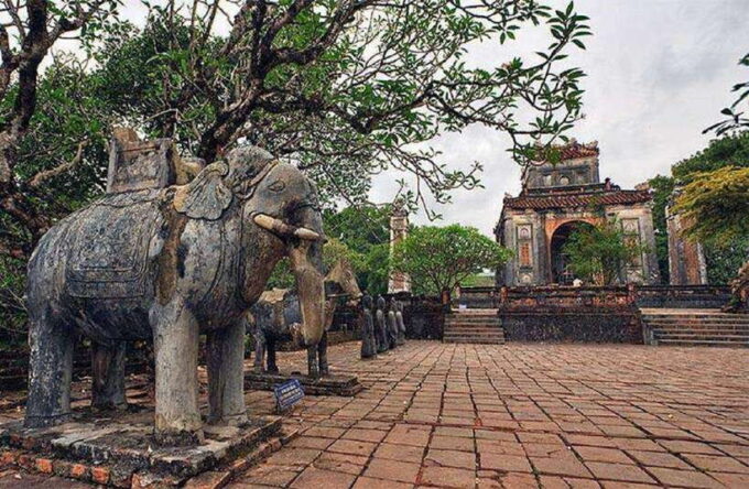 Hue City Tour Half Day by Private Car & Dragon Boat Option - Visiting the Royal Tombs