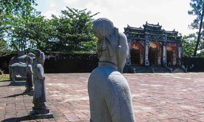 Hue Cuisine Trip On Huong River and Royal Tombs - Live Tour Guide and Scenic Views