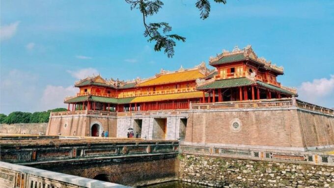 Hue Day Tour Discover Hue Imperial & Hai Van Pass - Visiting Thien Mu Pagoda