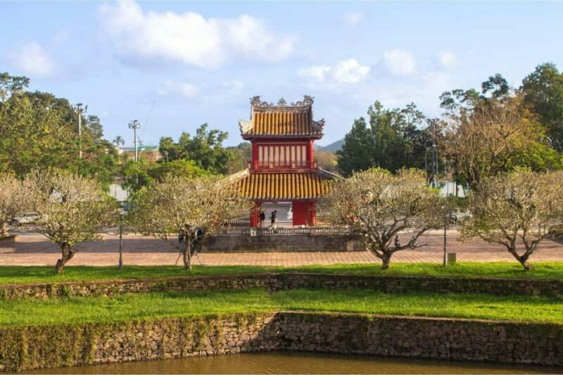 Hue: Deluxe Walking tour to Imperial City and Dong Ba Market - Visiting the Hue Imperial City