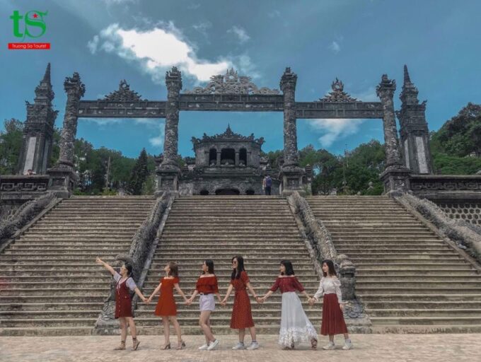 Hue: Dragon Boat Cruise, Imperial Citadel, & Market Day Trip - Visiting Dong Ba Market