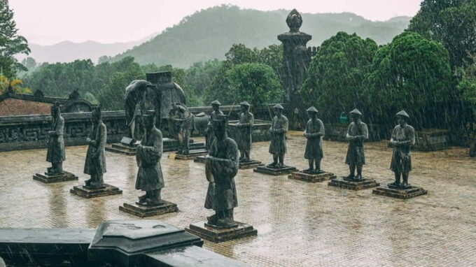 Hue : Dragon Boat Cruise to Thien Mu Pagoda and Tombs - Visiting the Imperial Tombs