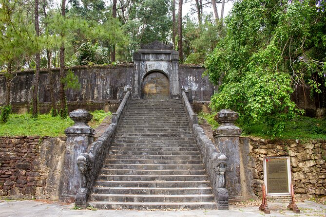 Hue Dragon Boat Tour: Hon Chen Palace, Royal Tombs, Pagoda - Discovering Pagodas