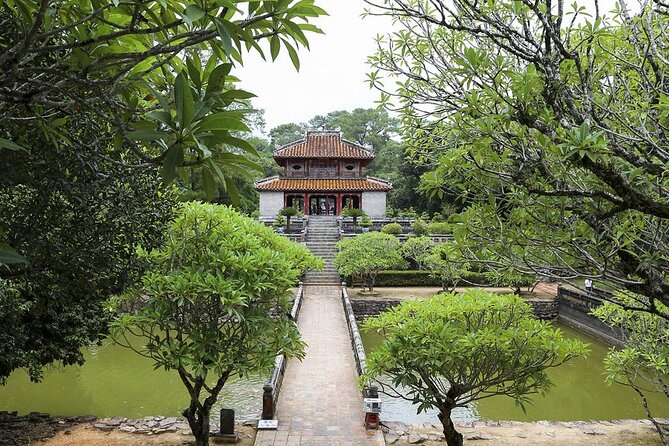 Hue Dragon Boat Tour: Hon Chen Palace, Royal Tombs, Pagoda - Booking and Logistics