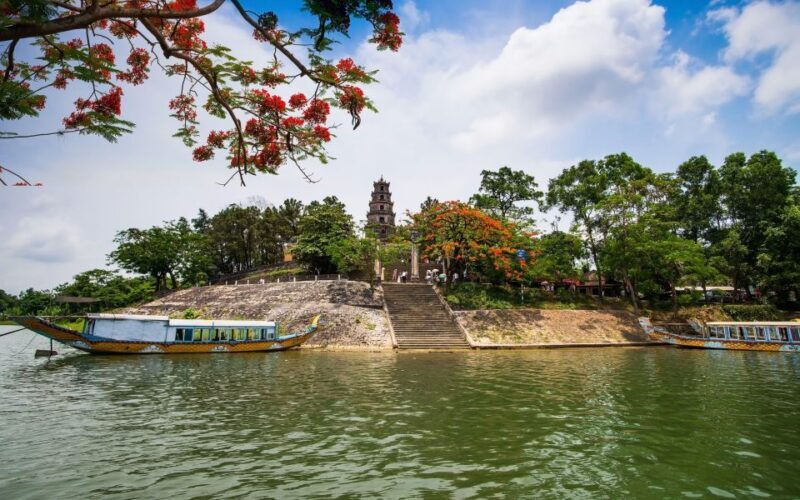 Hue Dragon Boat Tour: Perfume River, Royal Tombs & Pagoda - Visiting the Royal Tombs