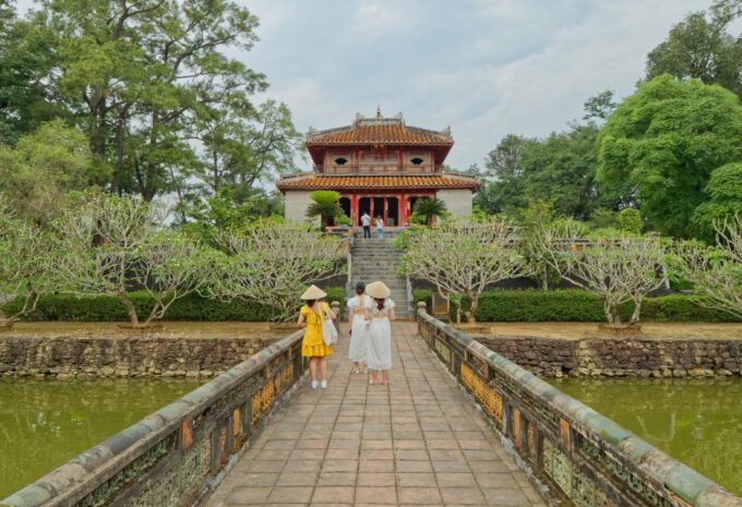 Hue Dragon Boat Tour: Royal Tombs, Thien Mu Pagoda, Market - Dong Ba Market