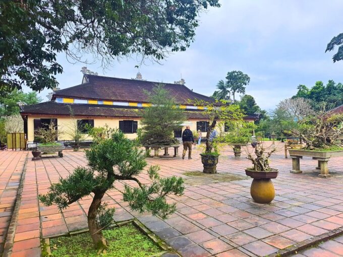 Hue Dragon Boat Tour: Royal Tombs, Thien Mu Pagoda, Market - Frequently Asked Questions