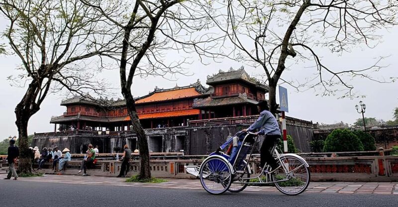 Hue Evening Foodie Cyclo Tour - Key Points