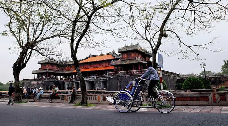 Hue Evening Foodie Cyclo Tour - Experience Highlights