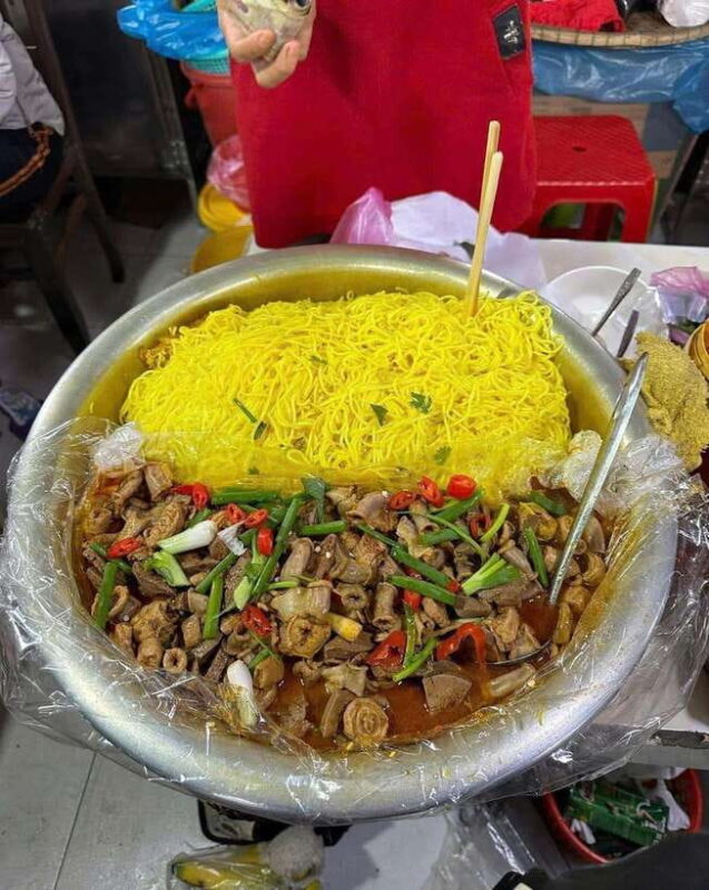 Hue: Food Walking Tour With Coffee and Market Visit - Exploring Dong Ba Market