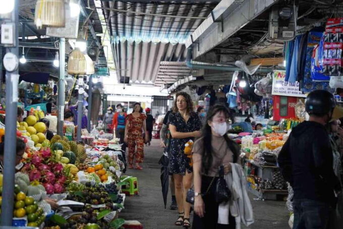 Hue: Food Walking Tour With Hotel Pickup and Local Guide - Guide Expertise