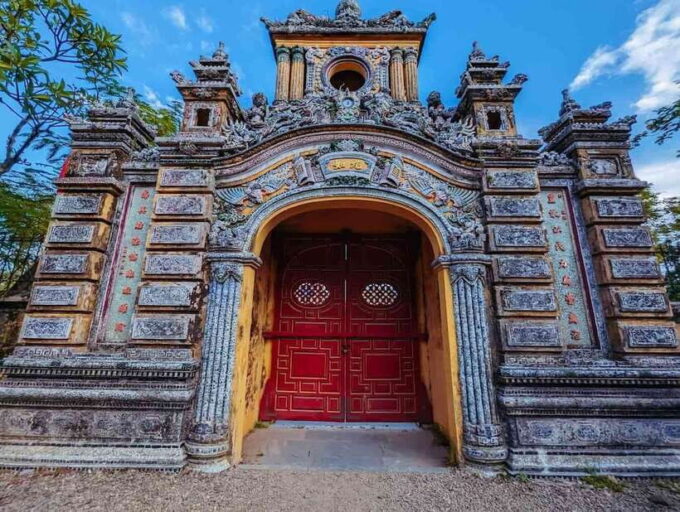 Hue: Full-Day City Tour With Boat Trip and Lunch - Thien Mu Pagoda: Learning About Vietnamese Buddhism