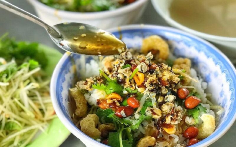 Hue : Night Local Street Food Tour by Vietnamese Cyclo - Com Hen - Tiny Clams Rice