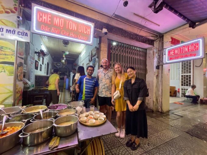 Hue : Night Local Street Food Tour by Vietnamese Cyclo - Che - Hues Special Dessert