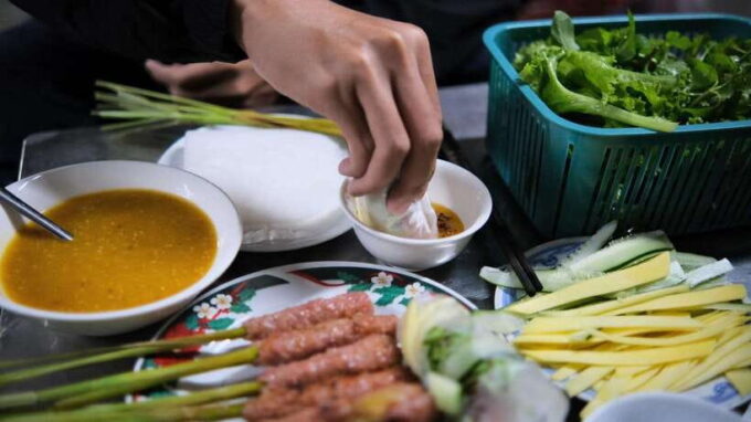 Hue Street Food Tour: Taste Local Flavors With Local Guide - Exploring Dong Ba Market