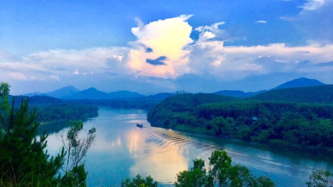 Hue: Sunset at Tam Giang Lagoon - Taking in the Local Seafood Dining Experience
