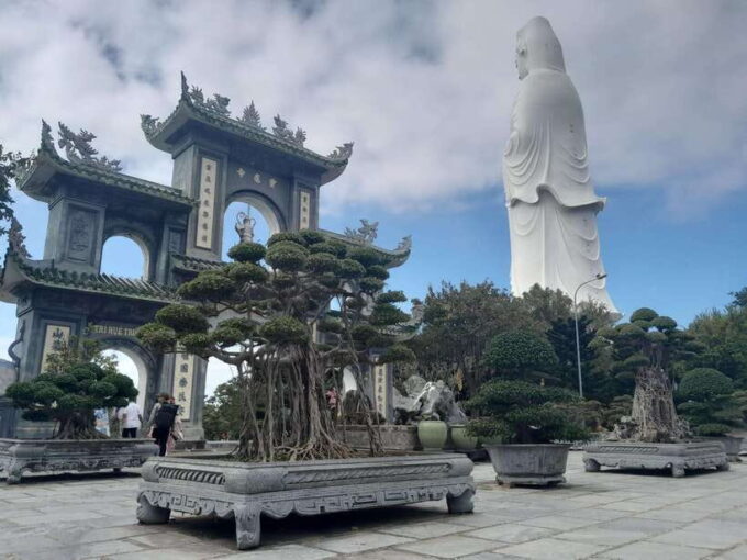 Hue to Hoi An via An Bang Cemetery & Monkey Mountain - Pickup and Drop-off
