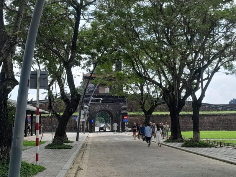 Hue:Deluxe Walking Tour to Imperial City and Dong Ba Market - Tour Duration and Cancellation