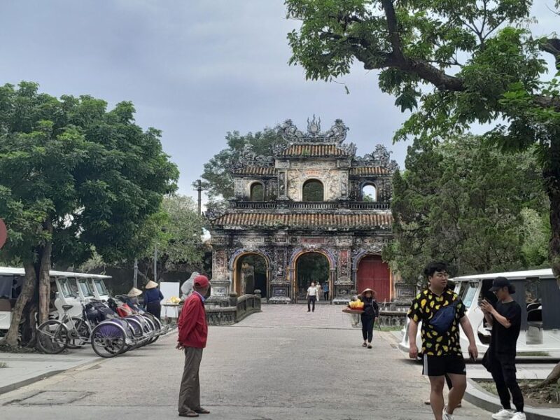 Hue:Deluxe Walking Tour to Imperial City and Dong Ba Market - Small Group Experience