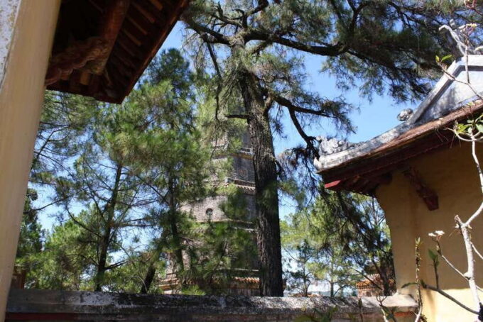 Hue:Places Highlights Day Trip With English-Speaking Driver - Visit Thien Mu Pagoda and Thanh Toan Tile-roofed Bridge