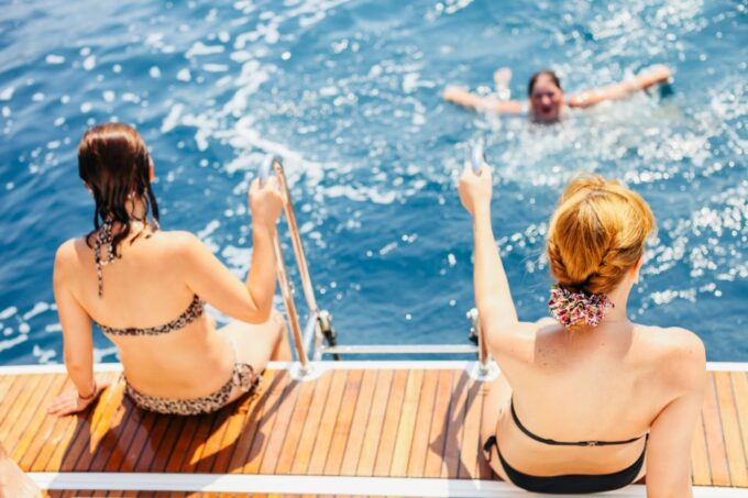 Hurghada: Dolphin Watching Boat Tour With Snorkeling & Lunch - Friendly Crew and Service