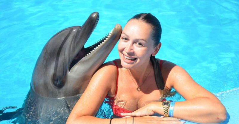 Hurghada: Dolphin World Photo Session With Hotel Transfers - Dolphin Interaction
