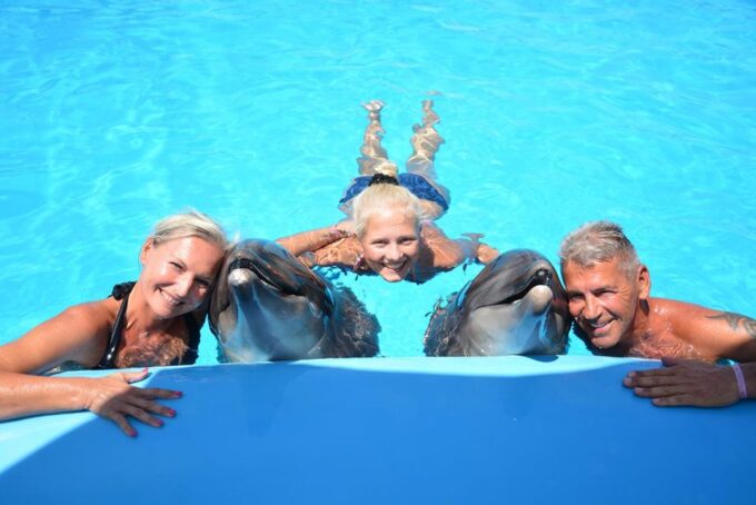 Hurghada: Dolphin World Photo Session With Hotel Transfers - Facilities Access