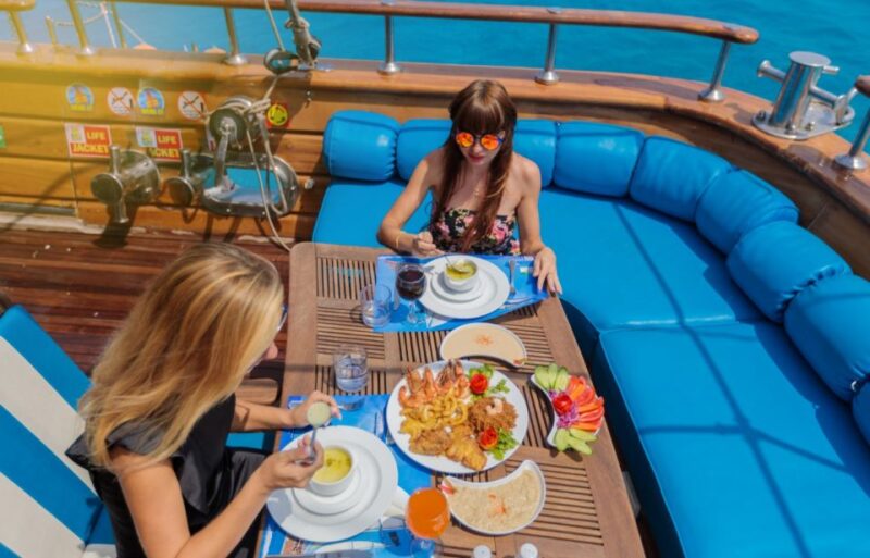 Hurghada: Sunset Dinner Sailing Cruise & Live Music - Language Options