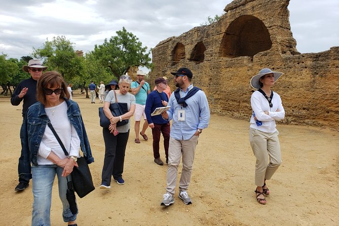I Tour With the Archaeologist: Group Visit at Sunset to the Valley of the Temples - Guide Expertise