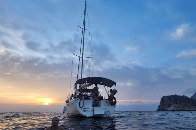 Ibiza Sunset Boat Trip With Appetizers and Champagne, 6 Guests - Capacity and Accessibility