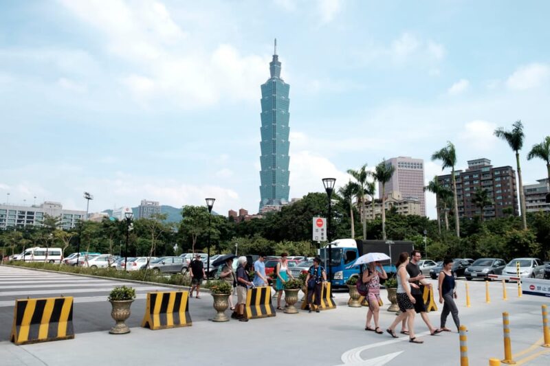 Iconic Food Tour: Local Street Food, Drinks & Sites - Itinerary and Highlights