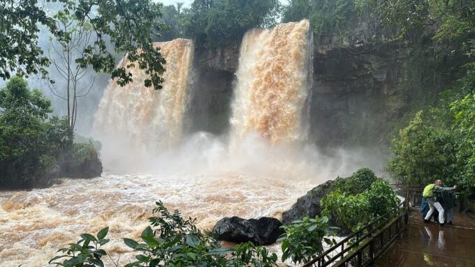 Iguaçu Falls Both Sides: 2-Day Tour With Airport Transfer - Explore the Brazilian Side