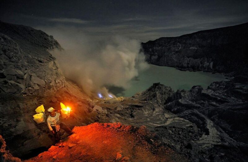 Ijen Crater Trekking Tour From Bali or Banyuwangi - Experience Highlights
