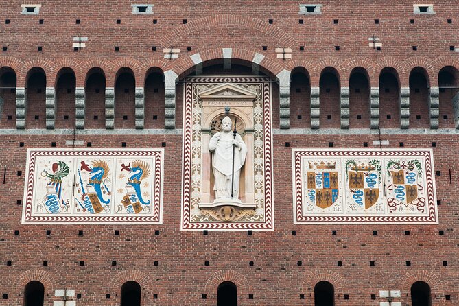 Illuminated Milan Tour of Must-See Sites for Kids & Families With Gelato & Pizza - Marveling at the Magnificent Duomo