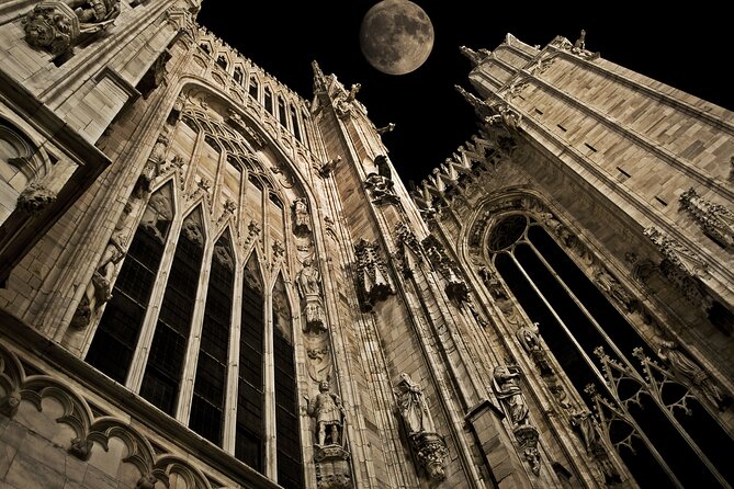 Illuminated Milan Tour of Must-See Sites for Kids & Families With Gelato & Pizza - Strolling Through the Cobblestone Streets