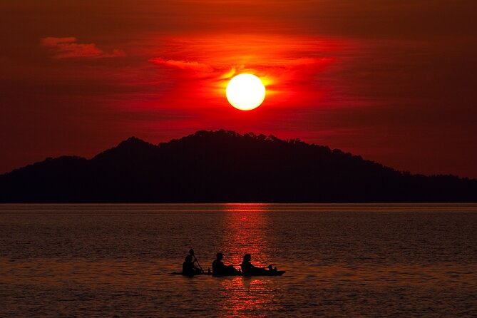 Illuminated Night Kayaking at the Elysian Resort - Safety Considerations