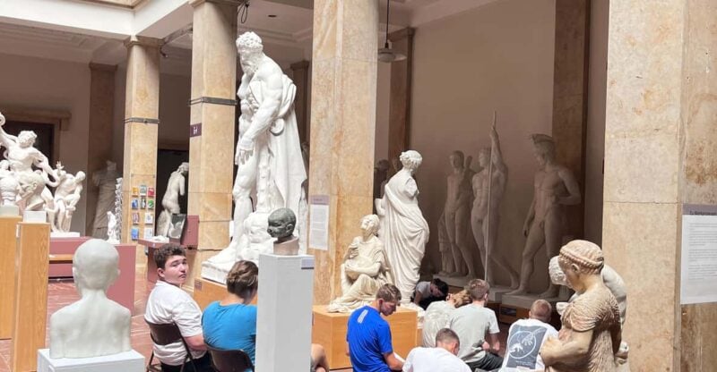Innsbruck: Drawing Workshop at the University Museum - Personalized Guidance