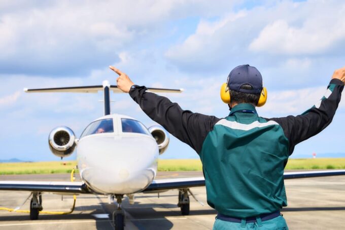 [INPUT TEXT TRANSLATED INTO English]:"Tokyo to Osaka - Japan Domestic Private Jet Transfer" - Destination and Flight Range