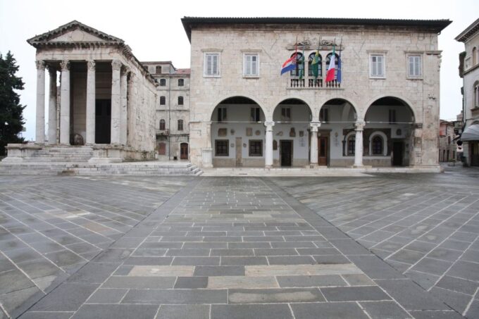 Inspiring Christmas in Pula - Walking Tour - Group Experience