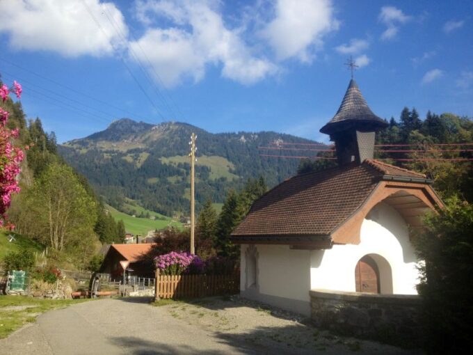 Interlaken: Cheese and Chocolate Full-Day Food Tour - Exploring Berns Old Town