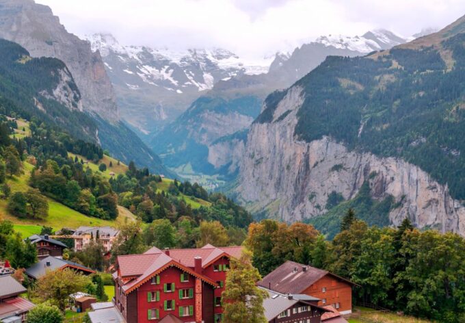 Interlaken: Lauterbrunnen & Mürren Village Small Group Tour - Lauterbrunnens Natural Beauty