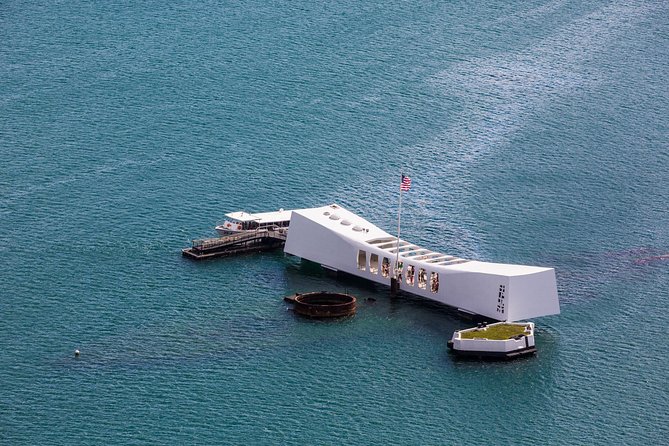 Intimate WWII: Honor Our Heroes and Historic Honolulu Tour With Lunch - Visiting the Arizona Memorial