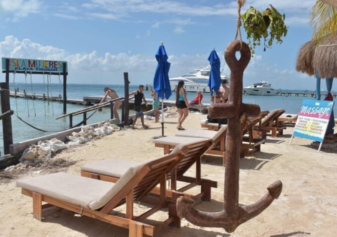 Isla Mujeres: Catamaran Tour, Snorkel, Buffet and Open Bar - Beachside Buffet Lunch