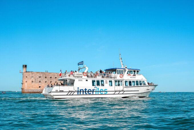 Isle of Oleron: Boat Trip to Fort Boyard 1h00 - Language Support