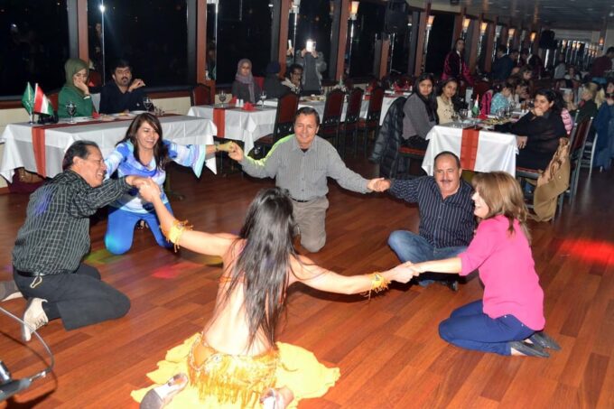 Istanbul: Bosphorus Boat Cruise With Dinner & Entertainment - Dinner and Entertainment